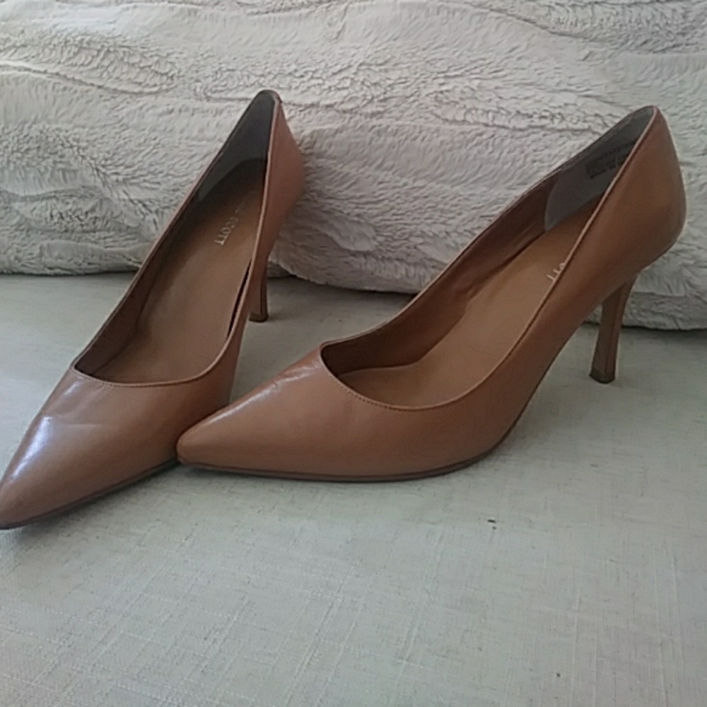 Blake Scott beige tan pointed toe heel 8 leather